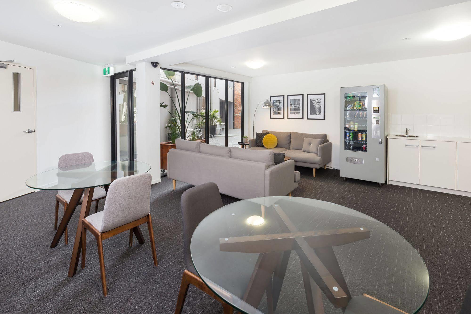 City Edge North Melbourne Apartment Hotel Экстерьер фото